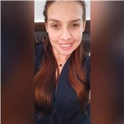 Profesora de español y matemáticas orienta clases a estudiantes de diferentes grados escolares